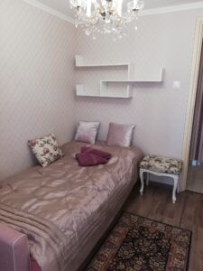 Szoba egyszemélyes ággyal
