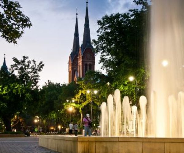 Főtér_este-600x338